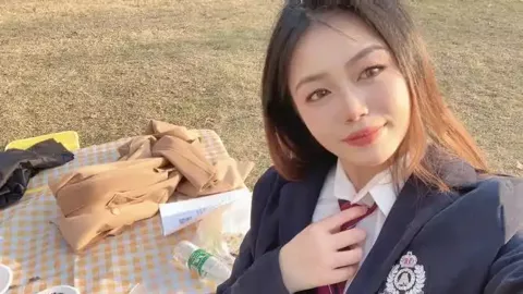 游客冒险悬崖拍照